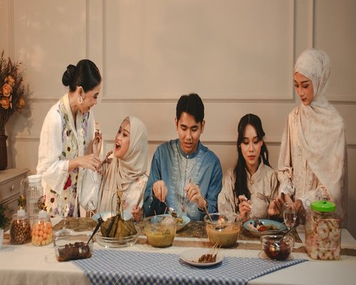 Menikmati makan malam santai bersama keluarga di rumah