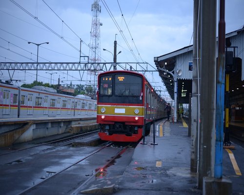 Seseorang bersantai di kereta komuter sepulang kerja
